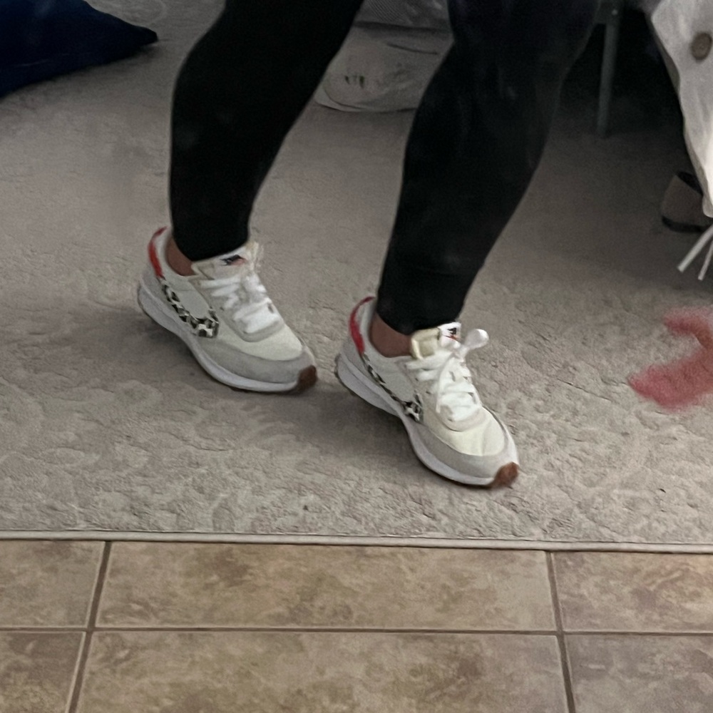 Nike. Size 5. Great condition. Lightly worn.